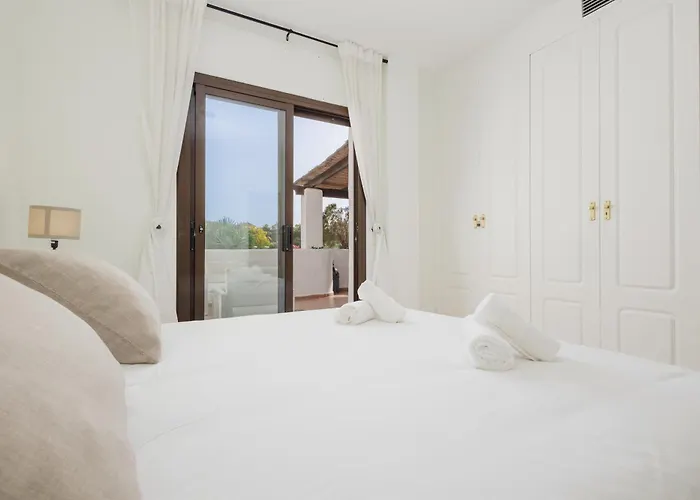 Cozy Apartment, With Mountain Views And Large Private Terrace, On The Golden Mile, Apartament Marbella