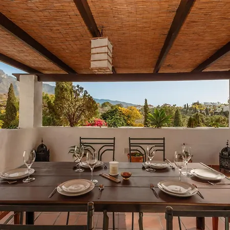 아파트 Cozy Apartment, With Mountain Views And Large Private Terrace, On The Golden Mile, 마르베야