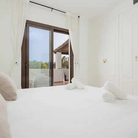 Cozy Apartment, With Mountain Views And Large Private Terrace, On The Golden Mile, Apartamento Marbella