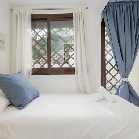 아파트 Cozy Apartment, With Mountain Views And Large Private Terrace, On The Golden Mile, 마르베야
