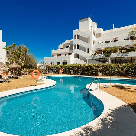 Cozy Apartment, With Mountain Views And Large Private Terrace, On The Golden Mile, Apartamento Marbella