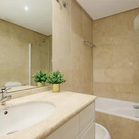 아파트 Cozy Apartment, With Mountain Views And Large Private Terrace, On The Golden Mile, 마르베야