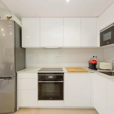Cozy Apartment, With Mountain Views And Large Private Terrace, On The Golden Mile, 아파트 마르베야
