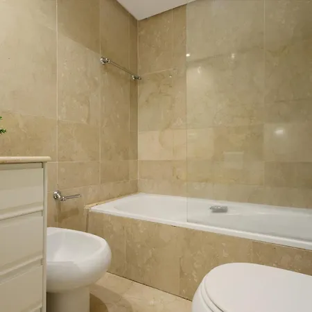 아파트 Cozy Apartment, With Mountain Views And Large Private Terrace, On The Golden Mile, 마르베야