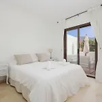 Cozy Apartment, With Mountain Views And Large Private Terrace, On The Golden Mile, Appartement