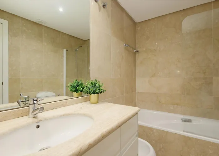 아파트 Cozy Apartment, With Mountain Views And Large Private Terrace, On The Golden Mile, 마르베야