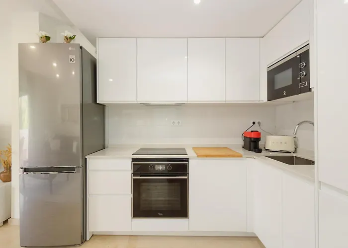 Cozy Apartment, With Mountain Views And Large Private Terrace, On The Golden Mile, 아파트 마르베야