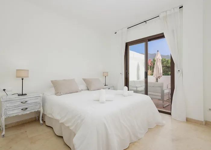 Cozy Apartment, With Mountain Views And Large Private Terrace, On The Golden Mile, 아파트